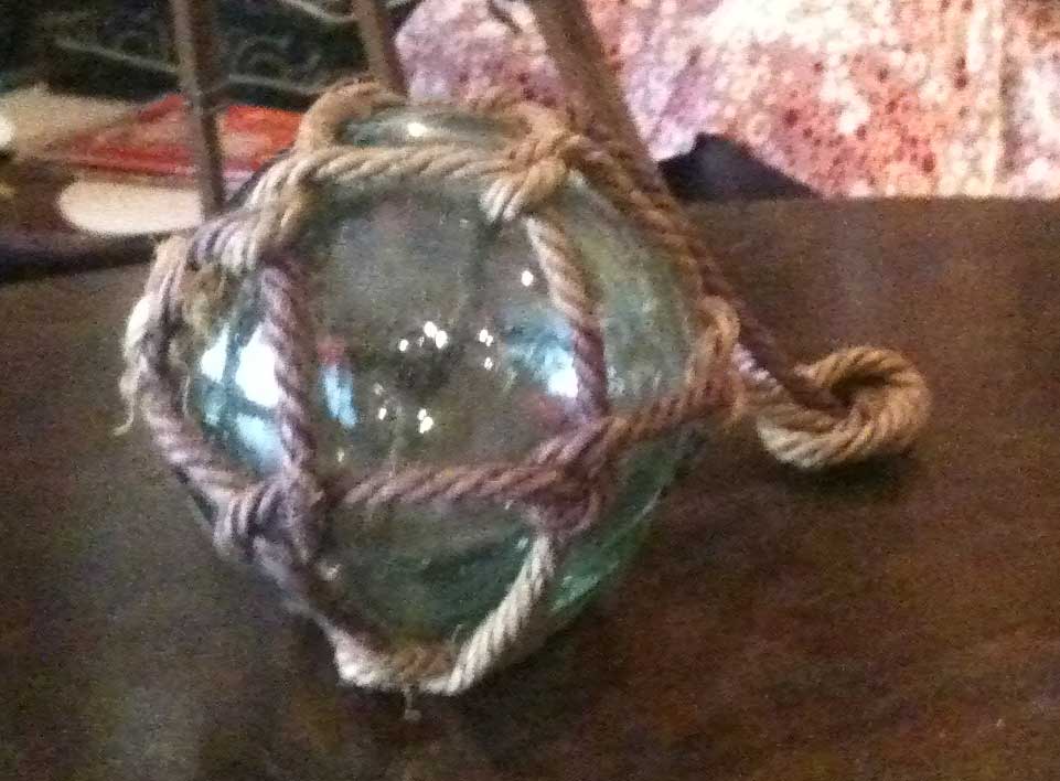 金魚とガラス壷